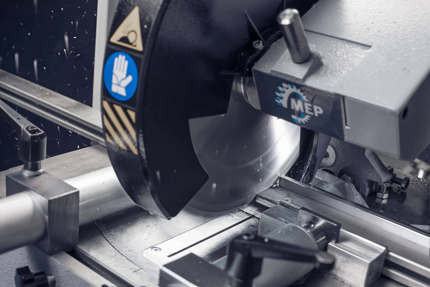 Semi-automatic circular sawing machines to cut metals | © MEP S.p.A. - Circular and band sawing machines to cut metals